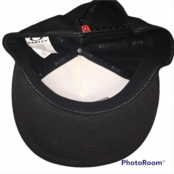 New Oakley Silver Flexfit Tech Flat Billed Hat - Picture 2 of 5